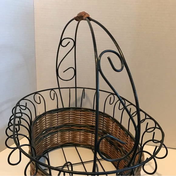 Rattan basket with metal/wire rim - Picture 8 of 8